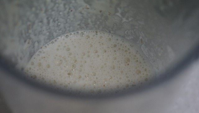 补气又营养的松仁粥,江米加一杯水,用搅拌机打成米浆待用。再把松仁加水打成浆。
