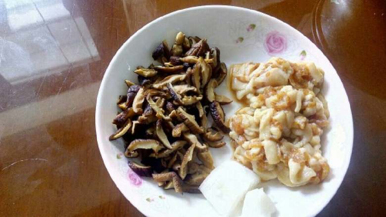 萝卜糕,油锅下油，把提前泡发好香菇和虾米，腊肉，一起炒香备用