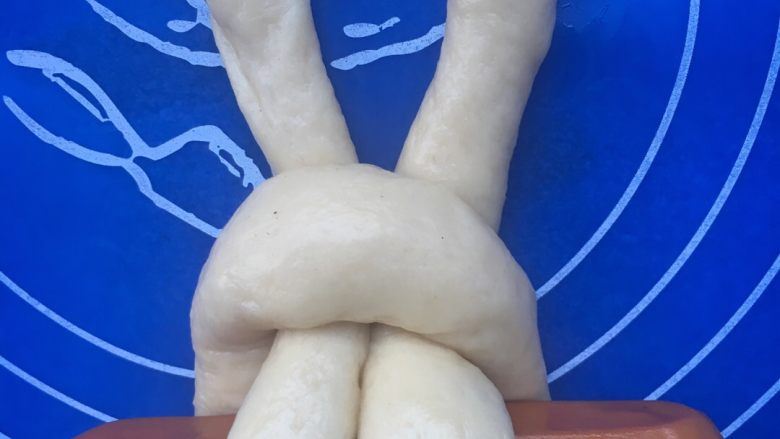 兔子香肠包,最后再整理一下形状,使之紧凑有型