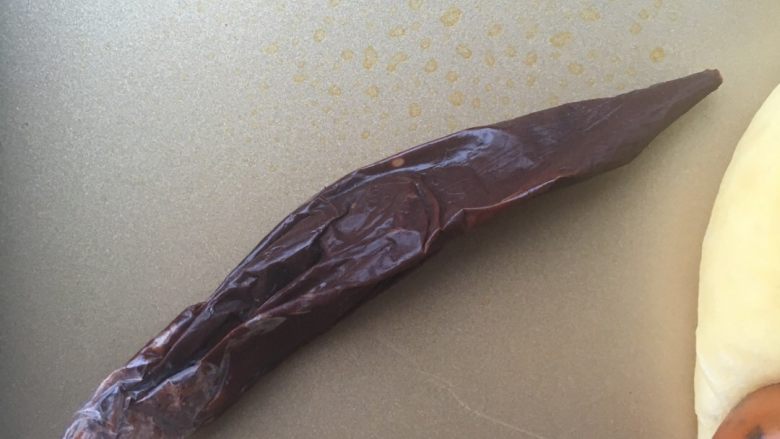 兔子香肠包,巧克力融化灌入裱花袋,剪一个小口子