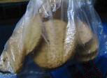草莓芝士块,将消化饼干放入保鲜袋中,隔袋子用擀面棍将饼干擀碎。