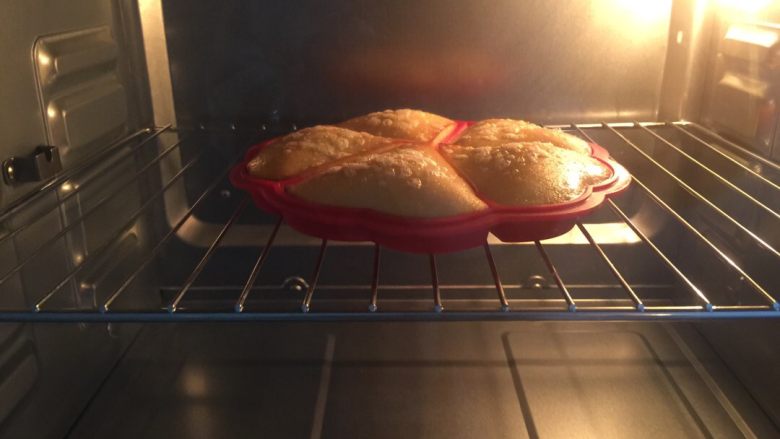 鲜果华夫饼,盖上保鲜膜,静置半小时。然后取出面糊,搅拌几下后倒入硅胶模具即可烤制。170度烤制20分钟即可。