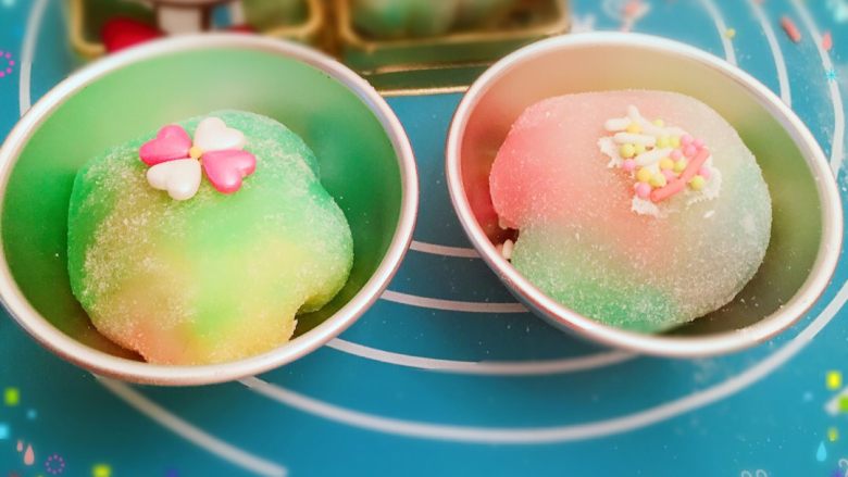 ☆.。.:*・°彩̥̊虹̥̊雪̥̊媚̥̊娘̥̊。.:*・°☆,包好后放入模具里撒一层雪媚娘的粉,彩塘的部分要在雪媚娘表皮摸一点点奶油用彩塘装饰下就很美咯