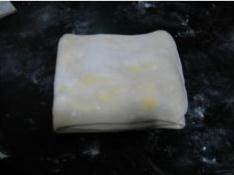 葡式蛋挞,折好后盖保鲜膜放冰箱静置30分钟,静置过后擀薄,继续对折,再静置,此步骤至少要重复做4次以上。(叠的次数越多,挞皮层数越多)