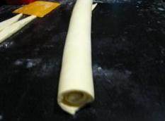 葡式蛋挞,将面片卷起来,放冰箱冷冻一个小时。