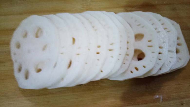 藕饼,藕去皮洗净,切成片