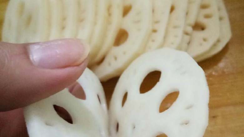 藕饼,藕夹切的时候注意,中间不要断开,这样才能夹肉