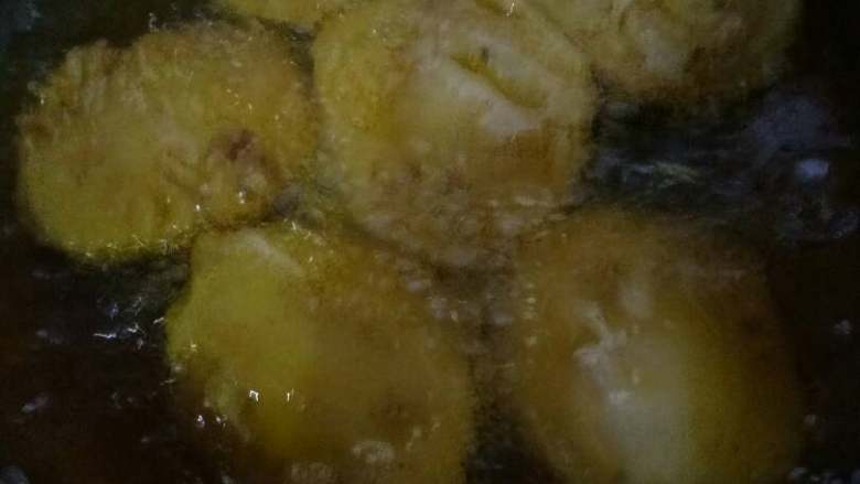 藕饼,炸要分两部,第一次先炸到外面的面糊成型,然后控油捞出