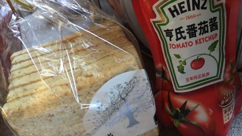 自製三明治,準備好材料 ，沒有烤麵包機 可以用微波爐 稍微叮一下 不用太久 