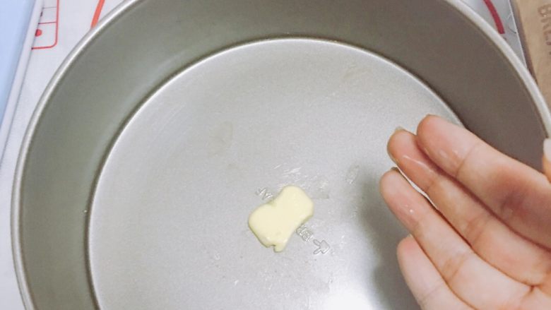 轻乳酪蛋糕(0基础也能成功),用的是8寸的固底(为的是后面隔水加热方便),蛋糕模具用黄油薄薄的涂抹一层,方便之后脱模;