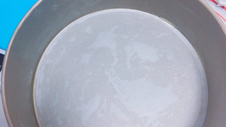 轻乳酪蛋糕(0基础也能成功),垫入8寸硅油纸