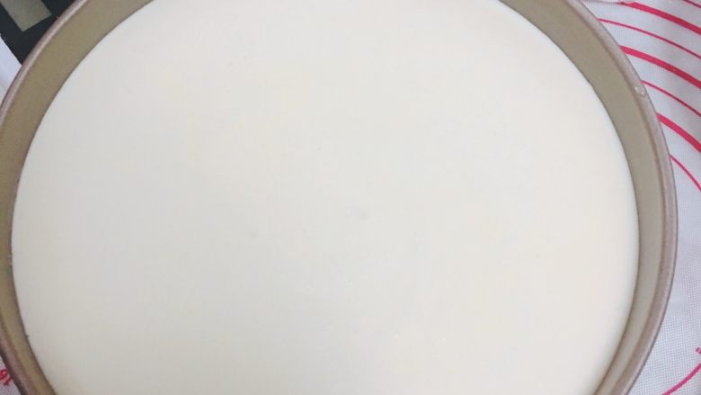 轻乳酪蛋糕(0基础也能成功),此时烤箱预热180° 10分钟,拿出备用乳酪糊加入打发后的蛋清,用“切饭法”的方式搅拌均匀(不要打圈搅拌),搅拌均匀后,导入蛋糕模;