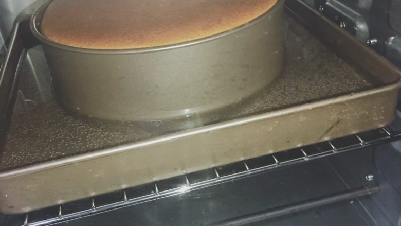 轻乳酪蛋糕(0基础也能成功),表面呈现蛋糕色后,调至140° 40分钟;