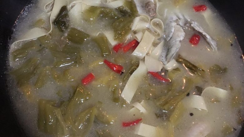 自制酸菜鱼,放入酸菜,千张煮至3、4分钟左右。