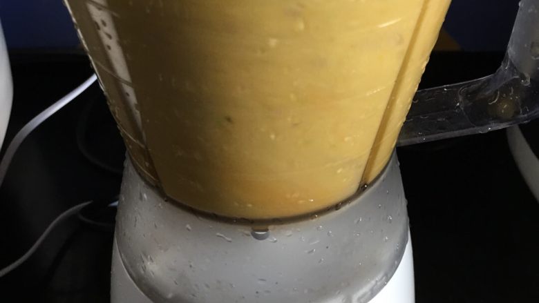 蔬果糊-45,把食材全部放入打糊機,加入250ml大概40度左右的溫水打糊約2分鐘
