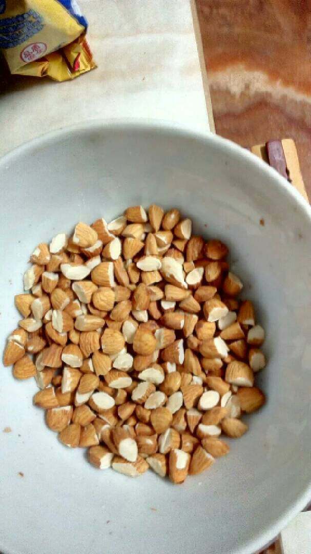 牛扎糖,杏仁和蔓越苺也一起倒下去拌匀,关火。