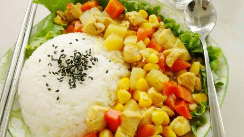 鸡肉咖喱饭〔简易午餐〕