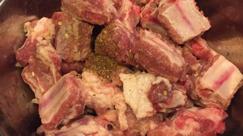 糖醋排骨,把把排骨里的香料全部理干净加点花椒粉