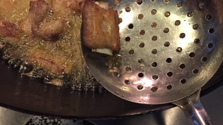 糖醋排骨,到半锅油起小火炸到肉成一小坨