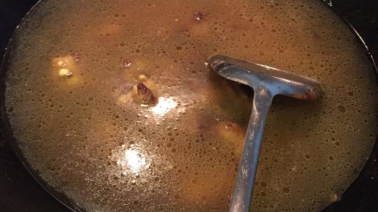 糖醋排骨,把糖和排骨拌均匀加水煮