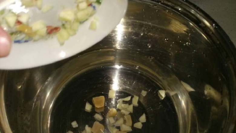 自制蒸米粉,我没等到开就放香菇脚 瑶柱 蒜 噢前面忘说了 水大概两碗 下面那个调淀粉的水是这两碗里的
