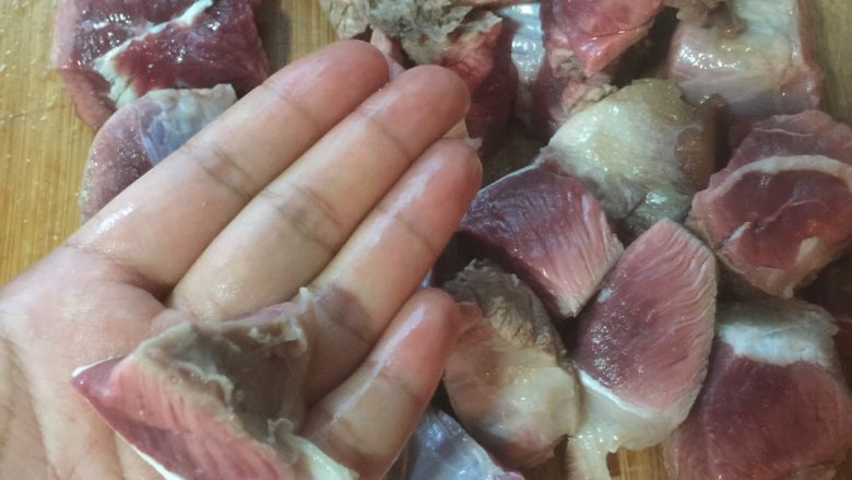 五香牛肉干,牛肉事先用清水多浸泡几次,浸泡去除血水,减少牛骚味,凉水入锅肏下,取出切3厘米大小的块