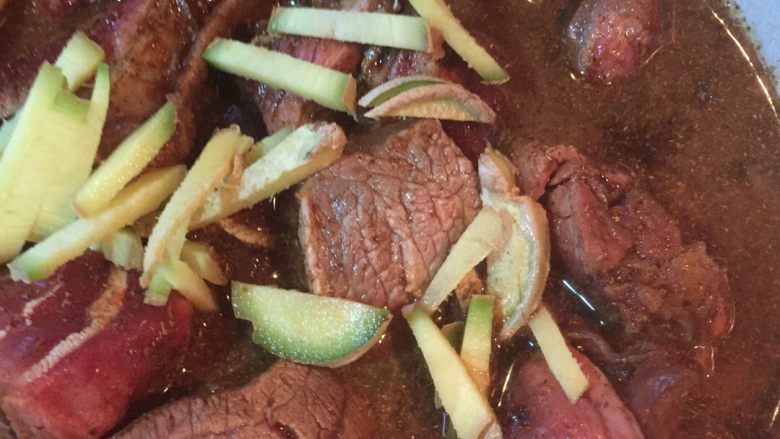 五香牛肉干,放30克卤料粉,老抽15克,生抽30克,料酒30克,生姜切丝,拌均匀腌制3小时以上,透点更好吃