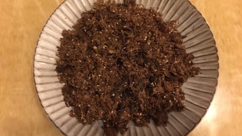 五香牛肉干,用美善品20秒,10档切碎,加入白芝麻,可变成牛肉芝麻松
