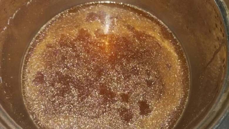 自制蒸米粉,等熬了差不多十五分钟 把调的汁搅一搅倒下去 5-6分钟后就好了