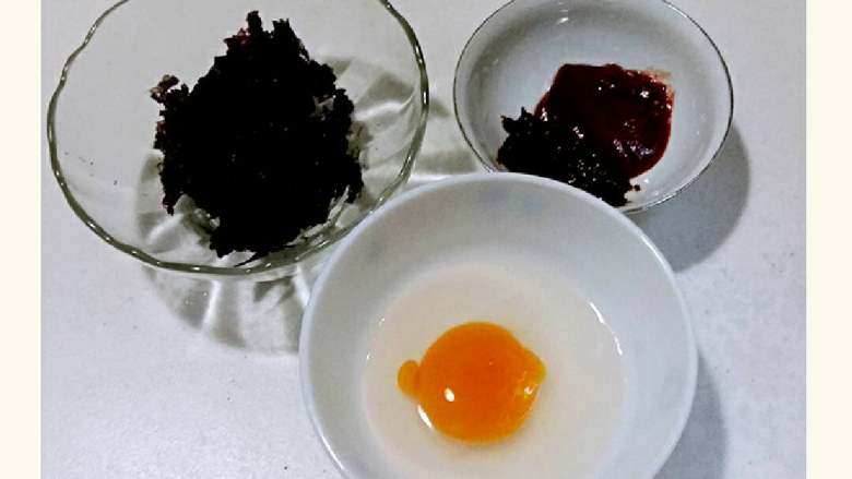 韩国石锅拌饭+#挑战鸡蛋的100种做法#,鸭蛋倒入碗中,紫菜撕碎,辣酱番茄酱(我怕辣所以加了番茄酱)