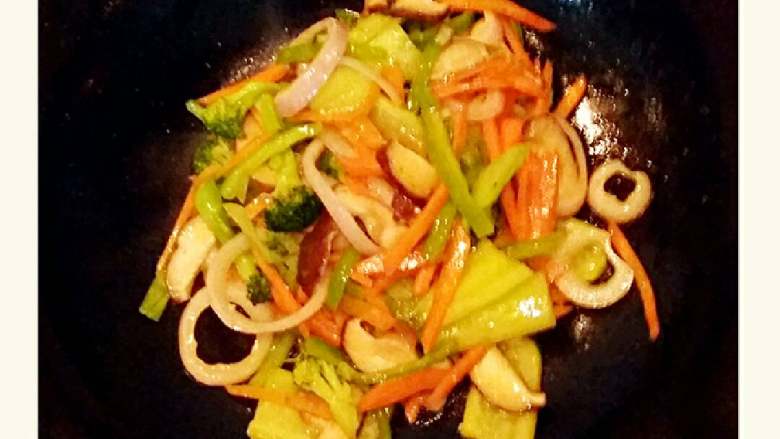 韩国石锅拌饭+#挑战鸡蛋的100种做法#,锅烧热倒入适量的食用油,先下胡萝卜丝煸炒一下,再加入各菜一点点盐翻炒断生,即可出锅备用。