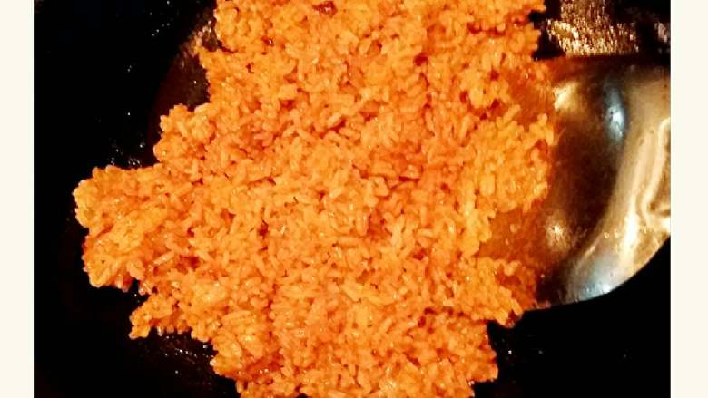 韩国石锅拌饭+#挑战鸡蛋的100种做法#,翻炒至每粒饭都粘上辣酱,翻炒均匀即可起锅。