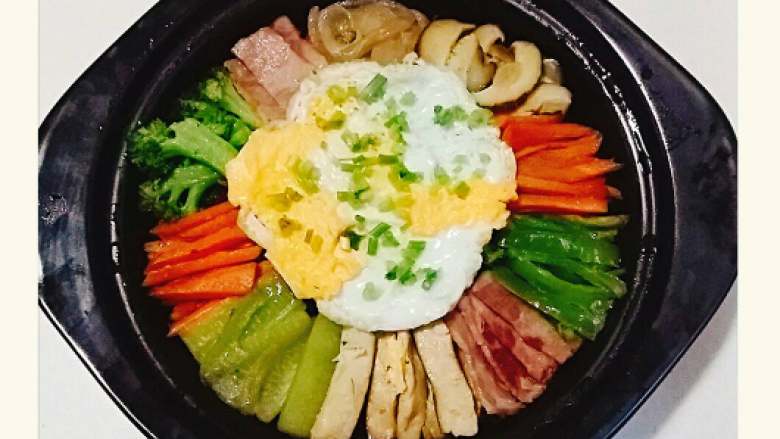 韩国石锅拌饭+#挑战鸡蛋的100种做法#,把石锅移出,揭开锅盖,蛋上面撒上葱花,一锅色彩鲜艳又美味的石锅拌饭做好了。