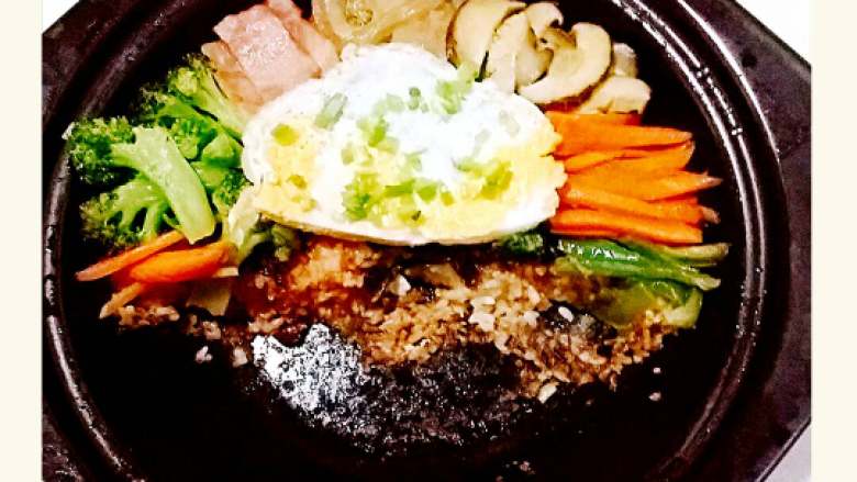 韩国石锅拌饭+#挑战鸡蛋的100种做法#,锅底有点锅巴很香哟,2个人可以吃的量。
