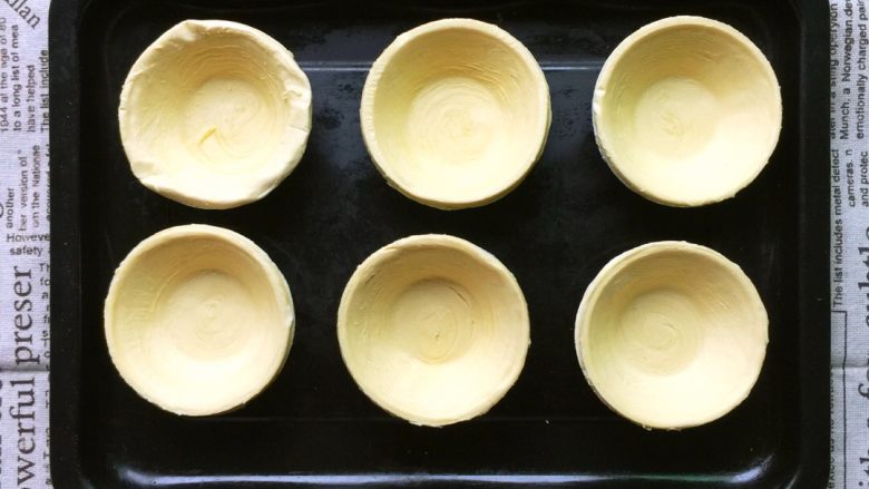 第一次Diy 葡式蛋挞,冷冻蛋挞皮从冰箱取出,解冻至蛋挞皮底部发干。