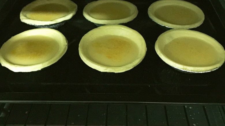 第一次Diy 葡式蛋挞,烤箱预热10分钟。调节200度,上下火,烤制25分钟左右。