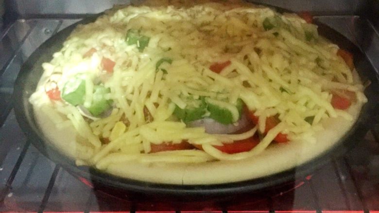 第一次DIY 杂蔬火腿肠披萨🍕饼,烤箱预热10分钟,调节200度上下火,15分钟,把披萨盘放入烤箱烤制。