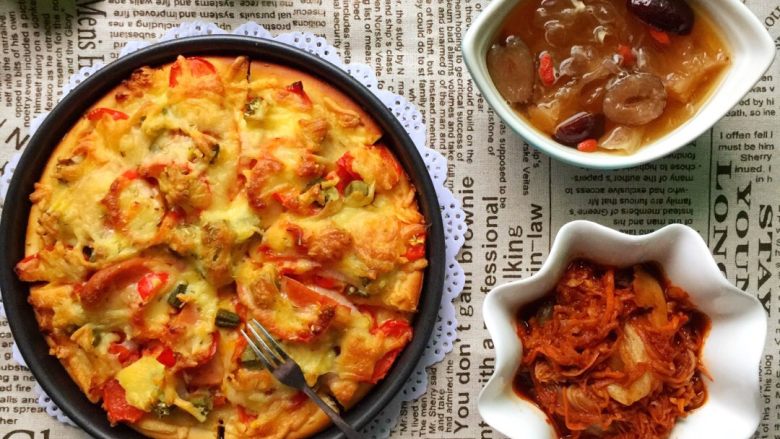 第一次DIY 杂蔬火腿肠披萨🍕饼,搭配自制的银耳红枣百合枸杞汤和辣白菜,美味可口的杂蔬火腿肠披萨饼早餐是最合适不过了的!✌️✌️