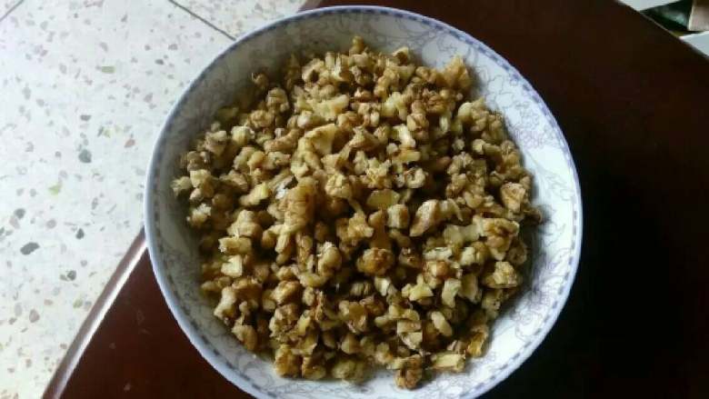 阿胶糕,核桃和黑芝麻洗干净,晾干,炒香,核桃剪碎备用。