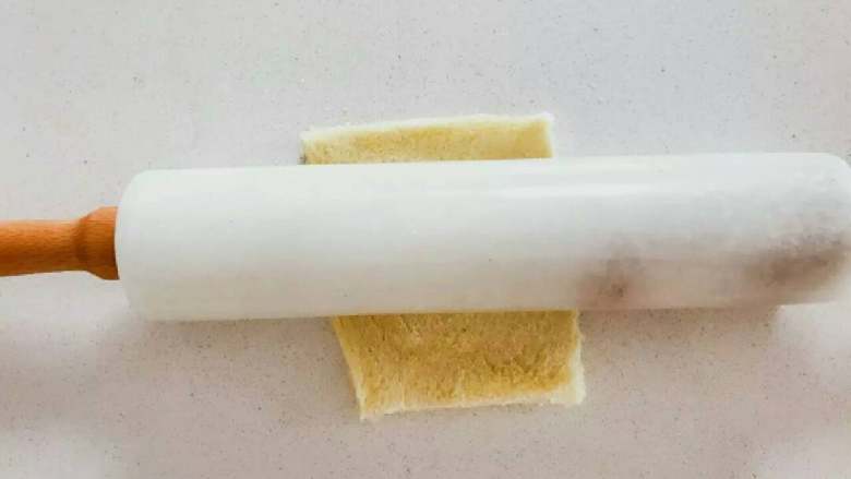 宝宝辅食:芋泥卷-很朴实,很健康,却很美味的台式甜点...12M+,将吐司片边缘切掉,用擀面杖将吐司片擀薄。
》吐司可以自制,小芽之前有食谱配方的哈:宝宝版拉丝超软吐司—拒绝面包添加剂,一次发酵,快速方便!12M+