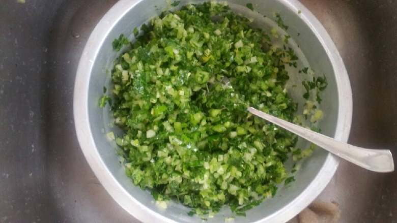 养生素膳--芹菜菜团子,挤干水份，放入少于油拌匀。