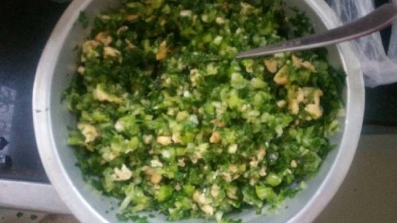 养生素膳--芹菜菜团子,将炒鸡蛋，小虾皮与芹菜拌匀。（因为小虾皮已经有咸味了，所以不需要加盐）