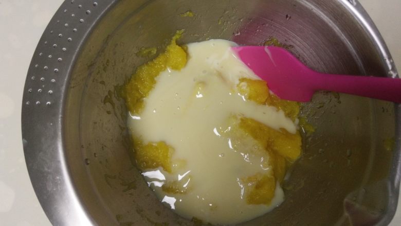 南瓜饼, 加入适量<a style='color:red;display:inline-block;' href='/shicai/ 893'>炼乳</a>拌匀。