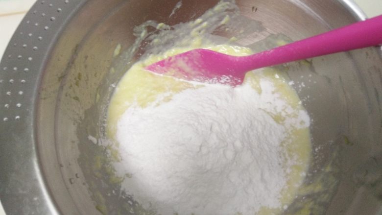 南瓜饼, 加入适量<a style='color:red;display:inline-block;' href='/shicai/ 520'>糯米粉</a>拌匀。