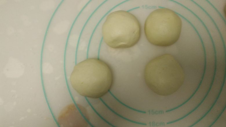 南瓜饼, 把面团匀分成50克一份，揉圆。