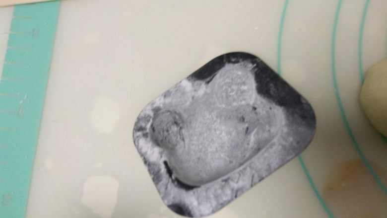 南瓜饼,小熊模具中撒一层薄粉
