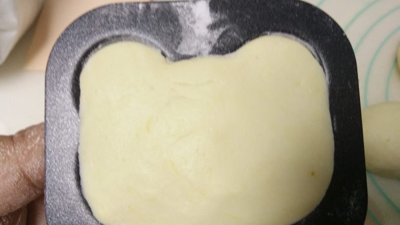 南瓜饼,取一份50克的小面团放入模具中压平