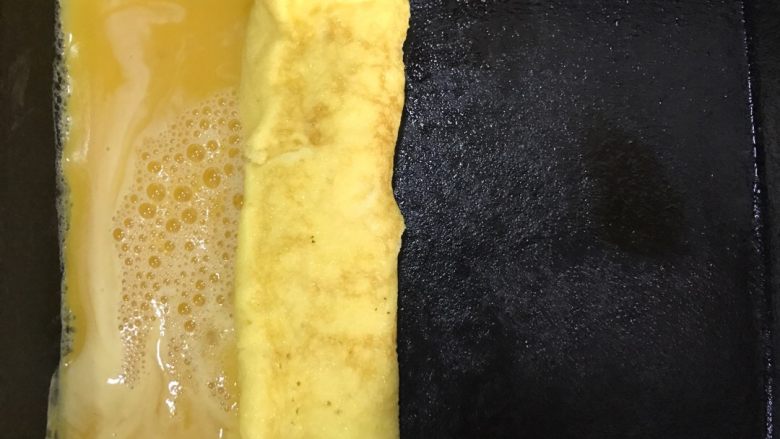 日式玉子烧,轻轻把鸡蛋卷起来(正确是把气孔都要扎掉,我着急所有没扎)