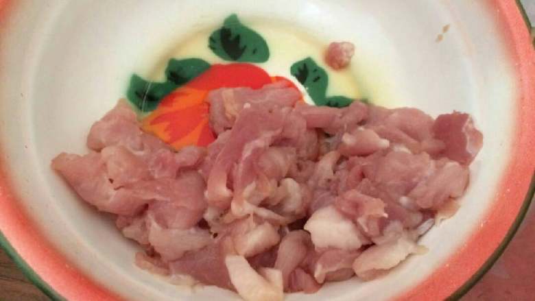酸萝卜炒肉,肉切成薄片,放入少许盐,料酒腌制一会儿