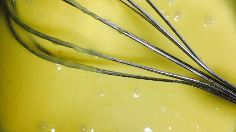 肉松卷,用蛋抽拌匀,搅拌至无面粉呈顺滑即可。